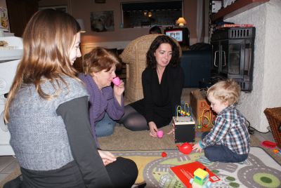 sSamen spelen met mama, oma en tante Esther!