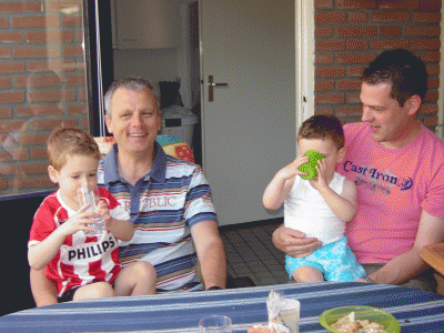 sDimitri en Jurrian zijn al heel groot geworden! ...en...mooi PSV shirt !
