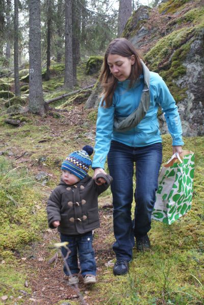 sMet mama op zoek naar paddestoelen en herfst blaadjes..
