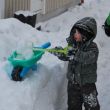 Qwinten ruimt de vers gevallen sneeuw op!