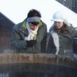 Judith en Tante Marian inspecteren de hottub...