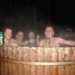 Een pilsje hoort erbij in de hottub...!!