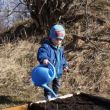 Bram vindt het leuk om in de tuin werken!