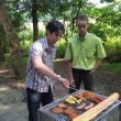 Timo en Eric waren lekker aan het BBQ